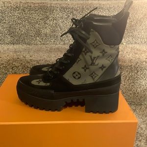 Louie Vuitton Laureate Desert Boots